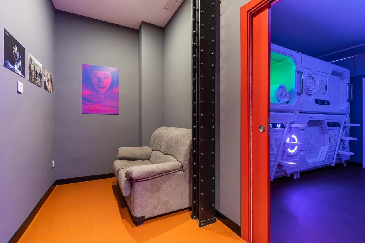 Private capsule room four doubles