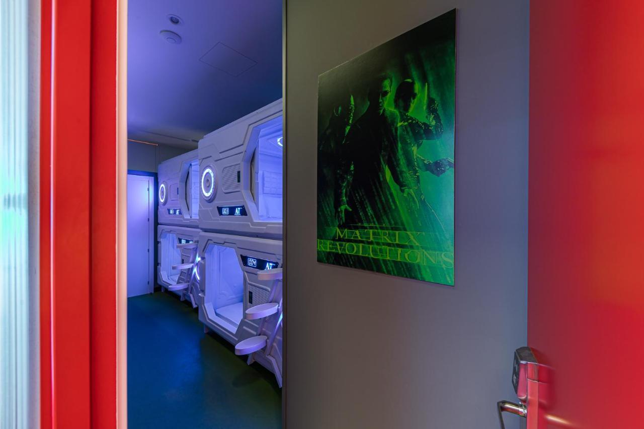 Private capsule room two doubles
