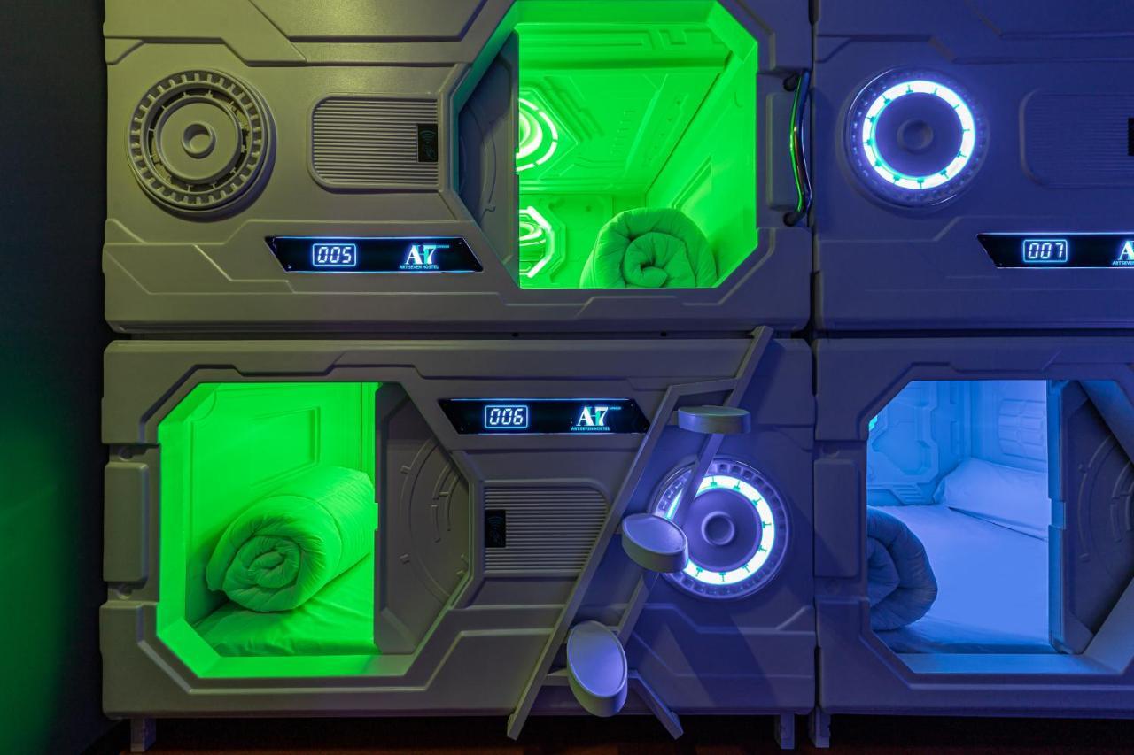 Private capsule room four doubles