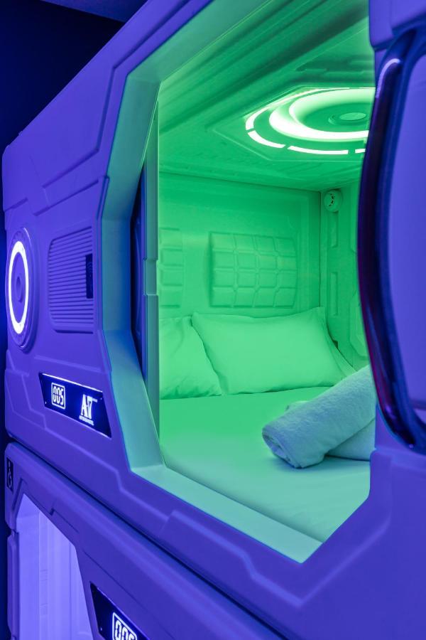 Private capsule room four doubles