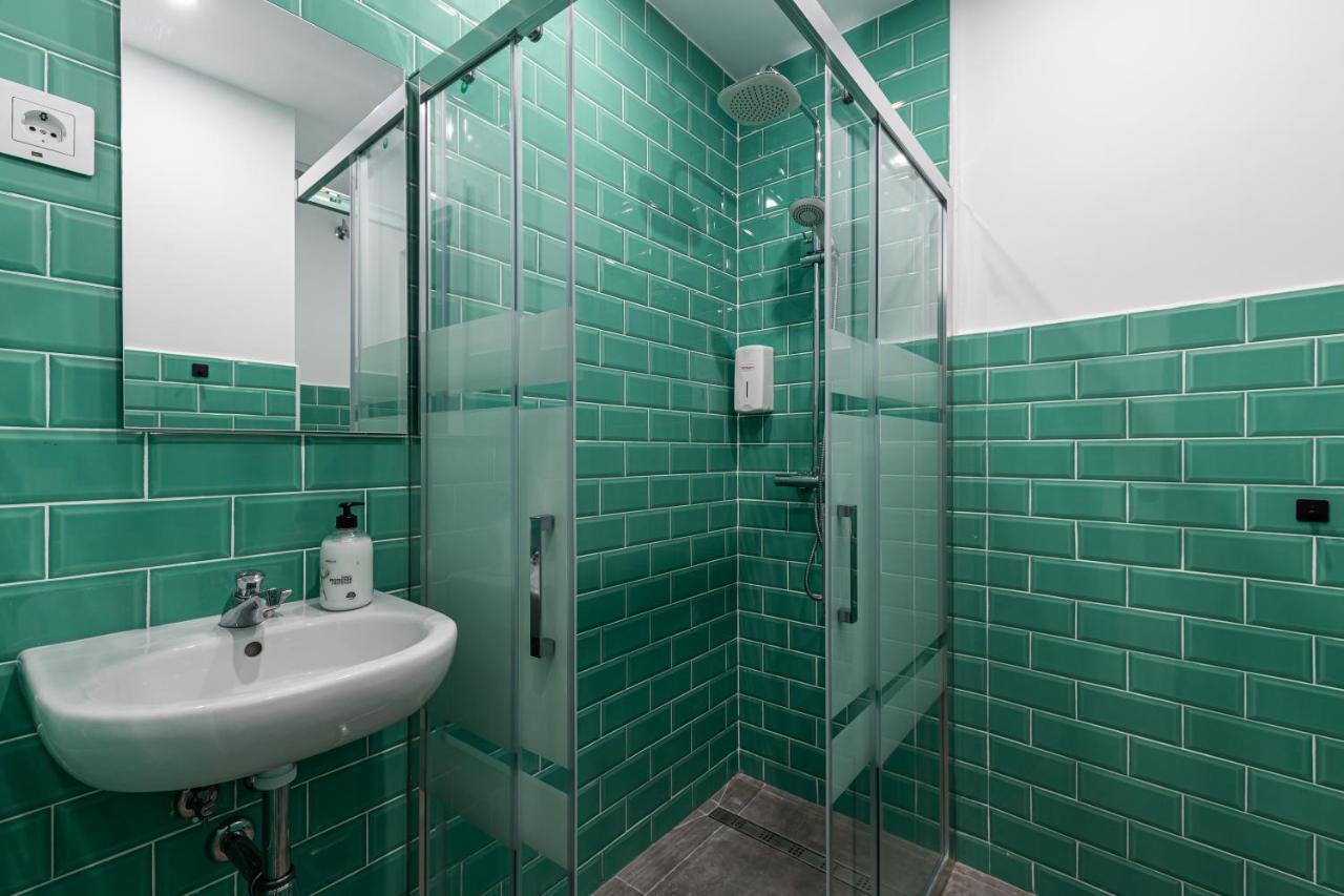 Private capsule room two doubles